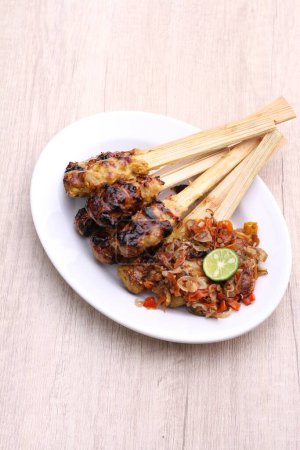 Téléchargez les photos : Sate lilit est une variante satay en Indonésie, originaire de la cuisine balinaise. Ce satay est fabriqué à partir de porc haché, de poisson, de poulet, de bœuf ou même de viande de tortue, qui est ensuite mélangé avec de la noix de coco râpée. - en image libre de droit