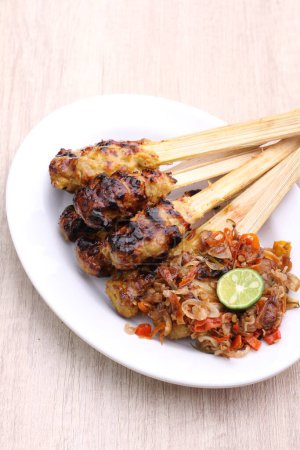 Foto de Sate lilit es una variante satay en Indonesia, originaria de la cocina balinesa. Este satay está hecho de carne de cerdo picada, pescado, pollo, carne de res o incluso carne de tortuga, que luego se mezcla con coco rallado.. - Imagen libre de derechos