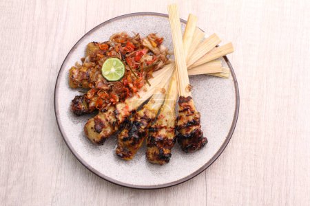 Téléchargez les photos : Sate lilit est une variante satay en Indonésie, originaire de la cuisine balinaise. Ce satay est fabriqué à partir de porc haché, de poisson, de poulet, de bœuf ou même de viande de tortue, qui est ensuite mélangé avec de la noix de coco râpée. - en image libre de droit