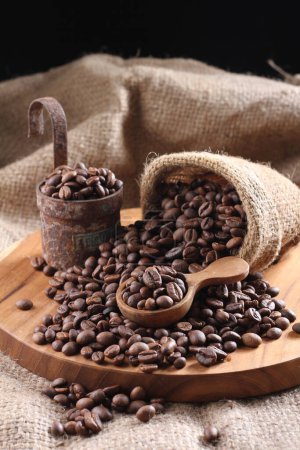 Foto de Un grano de café es una semilla de la planta de Coffea y la fuente de café. Es el pip dentro de la fruta roja o púrpura. Esta fruta a menudo se conoce como una cereza de café. Al igual que las cerezas ordinarias, la fruta del café es también una llamada fruta de hueso. - Imagen libre de derechos