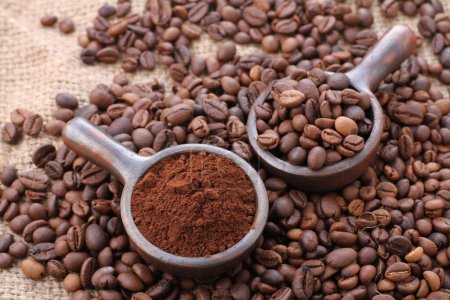 Eine Kaffeebohne ist ein Samen der Kaffeepflanze und die Quelle für Kaffee. Es ist der Kern innerhalb der roten oder purpurroten Frucht. Diese Frucht wird oft als Kaffeekirsche bezeichnet. Wie gewöhnliche Kirschen ist auch die Kaffeefrucht eine so genannte Steinfrucht..