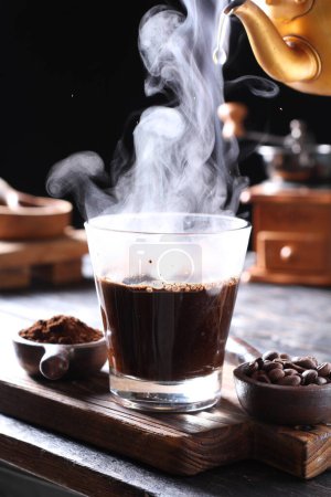 Foto de El café es una bebida preparada a partir de granos de café tostados. El café de color oscuro, amargo y ligeramente ácido tiene un efecto estimulante en los seres humanos, principalmente debido a su contenido en cafeína. Tiene las más altas ventas en el mercado mundial de bebidas calientes. - Imagen libre de derechos