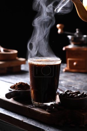 Foto de El café es una bebida preparada a partir de granos de café tostados. El café de color oscuro, amargo y ligeramente ácido tiene un efecto estimulante en los seres humanos, principalmente debido a su contenido en cafeína. Tiene las más altas ventas en el mercado mundial de bebidas calientes. - Imagen libre de derechos