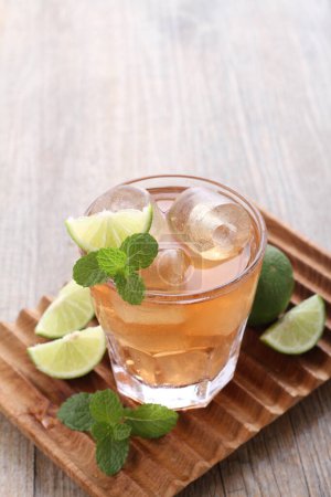 Téléchargez les photos : Thé glacé frais aux feuilles de citron vert et de menthe - en image libre de droit