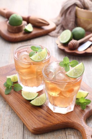Téléchargez les photos : Thé glacé frais aux feuilles de citron vert et de menthe - en image libre de droit
