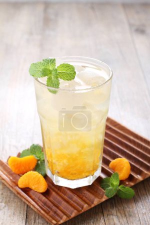 Téléchargez les photos : Oranges fraîches glacées avec garniture de feuilles de menthe - en image libre de droit