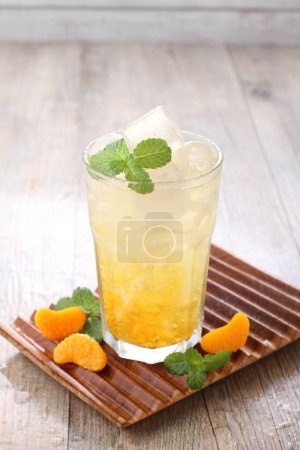 Foto de Hielo naranja fresca con guarnición de hojas de menta - Imagen libre de derechos