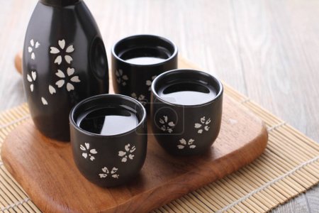 Foto de Maceta de té negro con motivo de flor de cerezo - Imagen libre de derechos