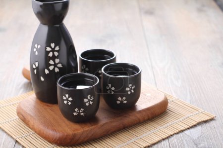 Téléchargez les photos : Pot de thé noir avec motif de fleur de cerisier - en image libre de droit