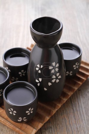 Téléchargez les photos : Pot de thé noir avec motif de fleur de cerisier - en image libre de droit