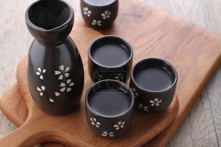 Foto de Juego de diferentes tazas de té sobre fondo de madera - Imagen libre de derechos