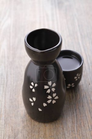 Foto de Ceramic pot on a wooden background - Imagen libre de derechos