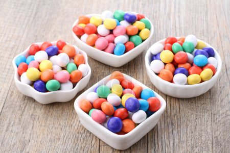 Téléchargez les photos : Bonbons gelée colorée sur fond en bois - en image libre de droit