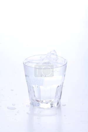 Foto de Un vaso con fondo blanco - Imagen libre de derechos