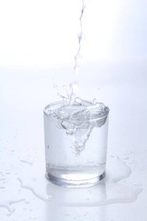 Téléchargez les photos : Un gros plan d'une goutte d'eau douce sur fond blanc - en image libre de droit