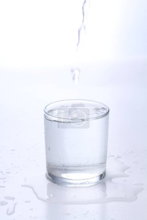 Foto de Agua de cristal sobre fondo blanco - Imagen libre de derechos