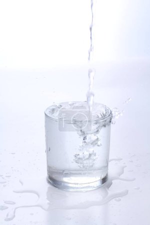 Téléchargez les photos : Éclaboussure d'eau sur fond blanc plan rapproché - en image libre de droit