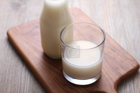 Téléchargez les photos : Verre de lait et fond de bois frais blanc et brun - en image libre de droit