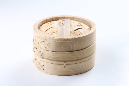 Téléchargez les photos : Panier en bois de bambou isolé sur fond blanc - en image libre de droit