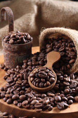 Téléchargez les photos : Grains de café dans une cuillère en bois - en image libre de droit
