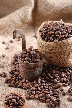 Foto de Granos de café en un saco sobre un fondo de madera - Imagen libre de derechos