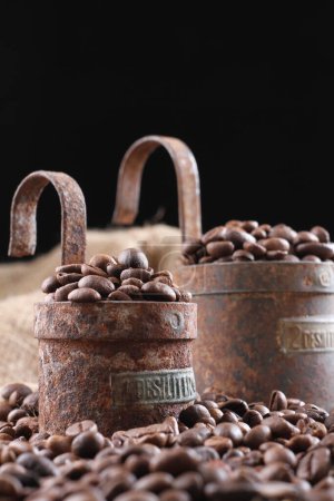 Téléchargez les photos : Grains de café dans une boîte en bois sur un fond noir - en image libre de droit