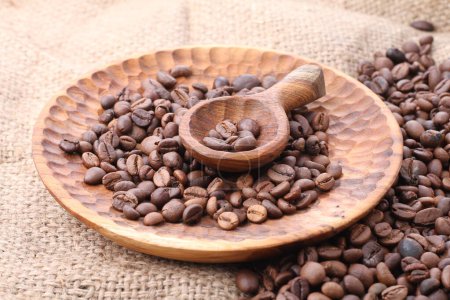 Foto de Granos de café en una taza de madera, vista de cerca - Imagen libre de derechos