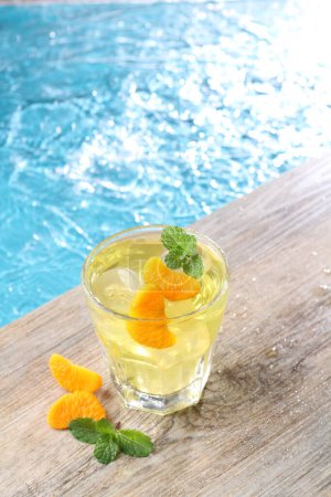 Foto de Naranjas de hielo en el borde de la piscina - Imagen libre de derechos