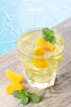 Téléchargez les photos : Oranges glacées sur le bord de la piscine - en image libre de droit
