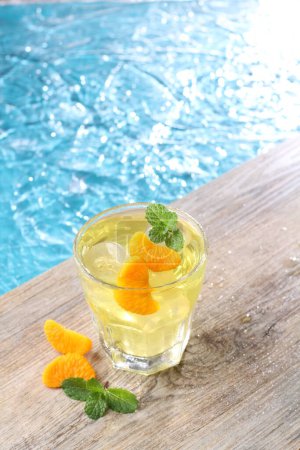 Téléchargez les photos : Oranges glacées sur le bord de la piscine - en image libre de droit