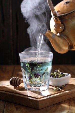 Téléchargez les photos : Tea is an aromatic beverage prepared by pouring hot or boiling water over cured or fresh leaves of Camellia sinensis, an evergreen shrub native to East Asia which probably originated in the borderlands of southwestern China and northern Myanmar - en image libre de droit