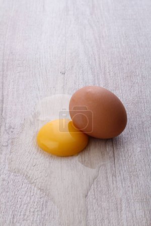 Foto de Imágenes de huevo crudo sobre fondo brillante - Imagen libre de derechos