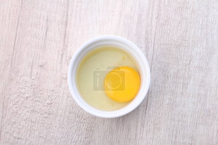Foto de Imágenes de huevo crudo sobre fondo brillante - Imagen libre de derechos