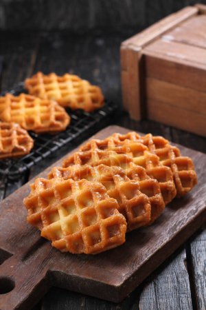 Foto de Un waffle es un plato hecho de masa fermentada o masa que se cocina entre dos platos que están modelados para dar un tamaño característico, forma e impresión de la superficie.. - Imagen libre de derechos