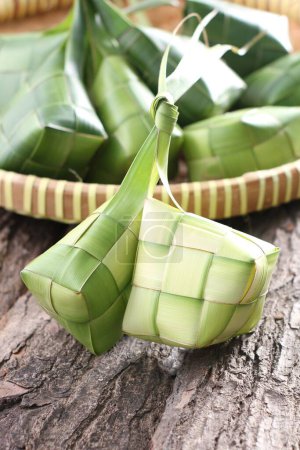 Téléchargez les photos : Riz collant traditionnel thaï aux feuilles de banane, dessert thaï - en image libre de droit