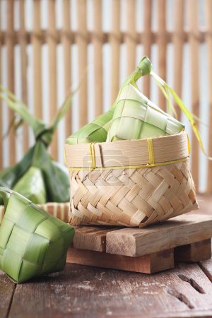 Téléchargez les photos : Nourriture thaï traditionnelle sur le marché - en image libre de droit
