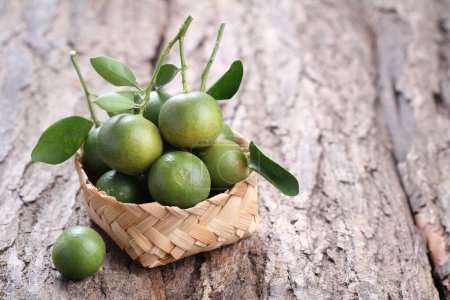 Téléchargez les photos : Citron vert frais sur fond en bois - en image libre de droit