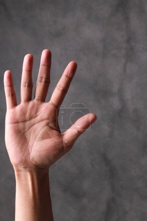 Téléchargez les photos : La main d'un homme montre un geste - en image libre de droit