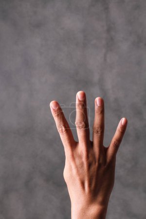 Téléchargez les photos : Main avec un geste des mains d'un homme - en image libre de droit