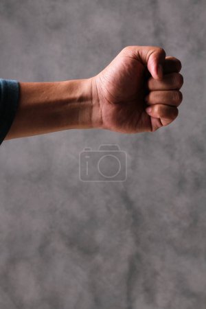 Téléchargez les photos : Poing d'homme poings serrés - en image libre de droit