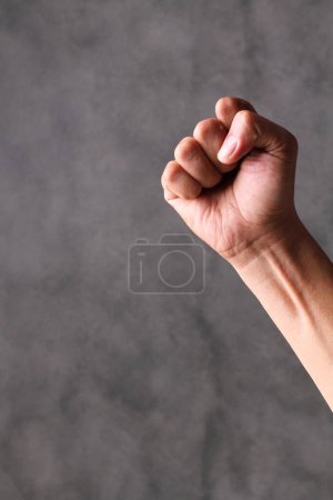 Téléchargez les photos : Un poing d'homme serré dans une main, isolé - en image libre de droit