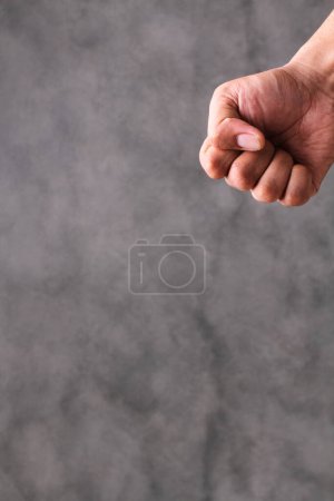 Téléchargez les photos : Un homme pointe sa main sur le fond - en image libre de droit
