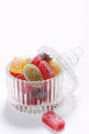 Foto de Caramelos de gelatina en un frasco de vidrio - Imagen libre de derechos