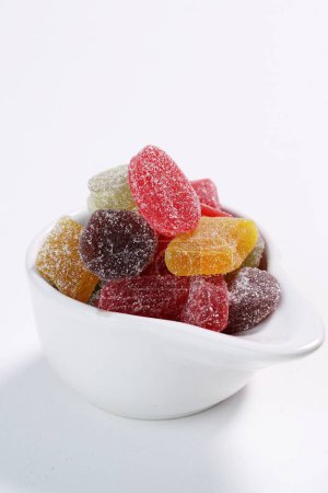 Téléchargez les photos : Gelée sucrée fruits dans un bol isolé sur blanc. - en image libre de droit