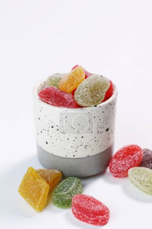 Téléchargez les photos : Bonbons gelée colorée sur fond blanc - en image libre de droit
