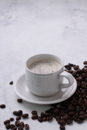 Foto de Taza de café y granos de café sobre la mesa. - Imagen libre de derechos