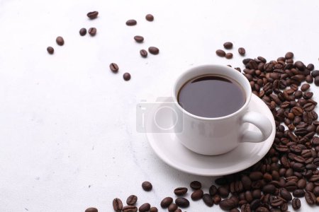 Téléchargez les photos : Tasse de café avec grains de café sur un fond sombre - en image libre de droit