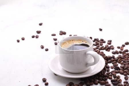 Téléchargez les photos : Tasse de café sur fond blanc - en image libre de droit