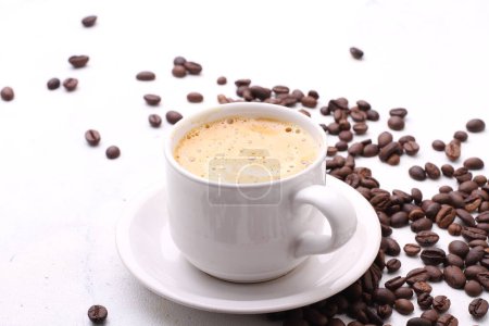 Foto de Taza de café con frijoles asados sobre fondo blanco - Imagen libre de derechos