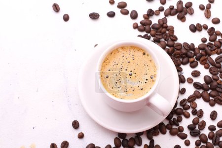 Téléchargez les photos : Tasse de café avec des haricots blancs aromatiques et frais sur un fond, gros plan. - en image libre de droit